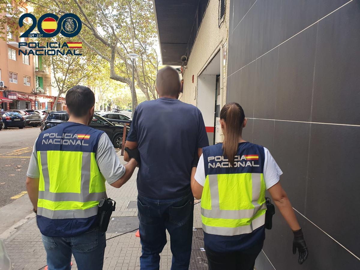 Detenido por pagar a menores para mantener relaciones sexuales con ellos