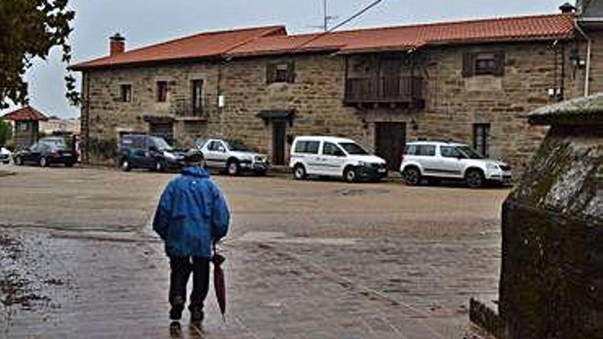 Una persona camina por una plaza de Villardeciervos .