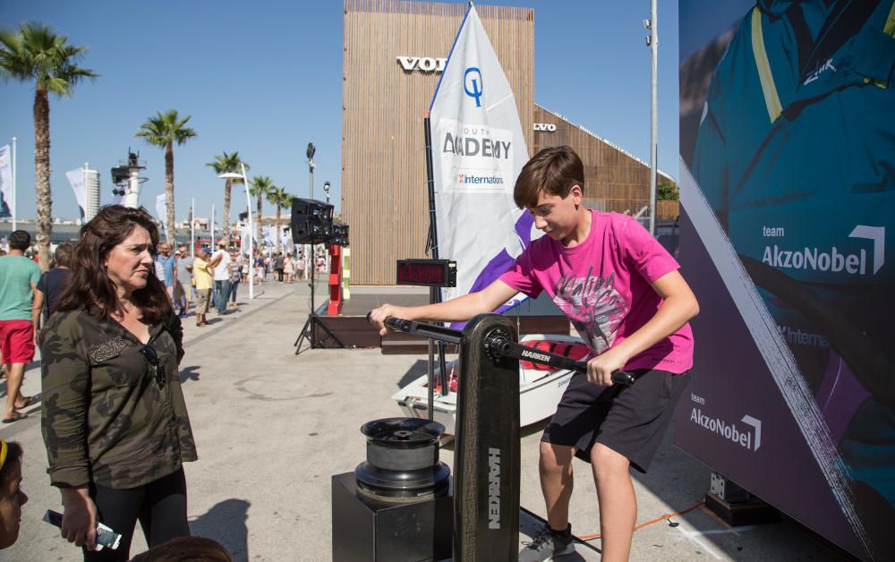 Miles de personas se dan cita en el Village del Puerto de Alicante para disfrutar del estreno de la competición