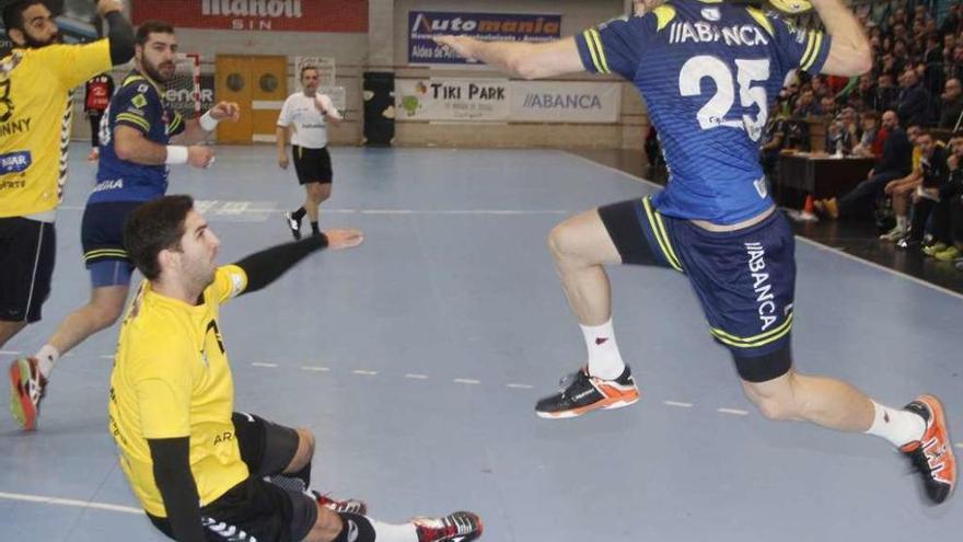 David García lanza a puerta en el partido de ayer frente al Aragón. // Santos Álvarez