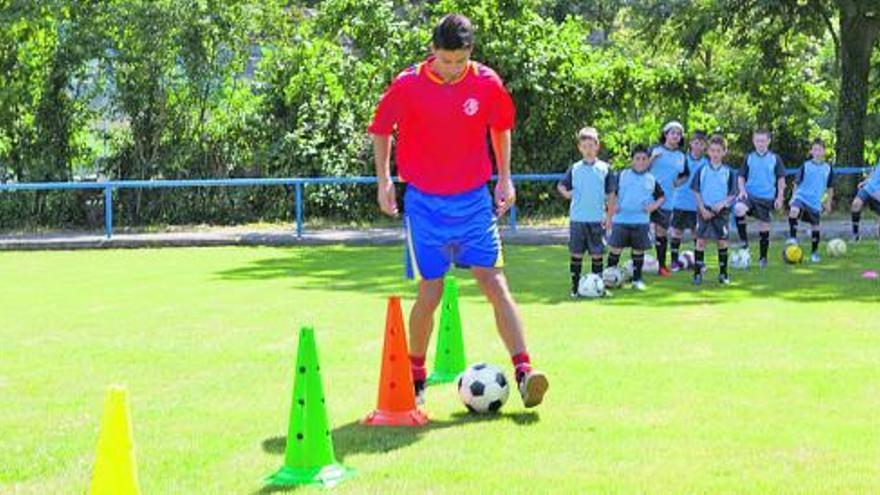 Roberto Canella enseña a un grupo de niños en el campus de fútbol del Alcava.