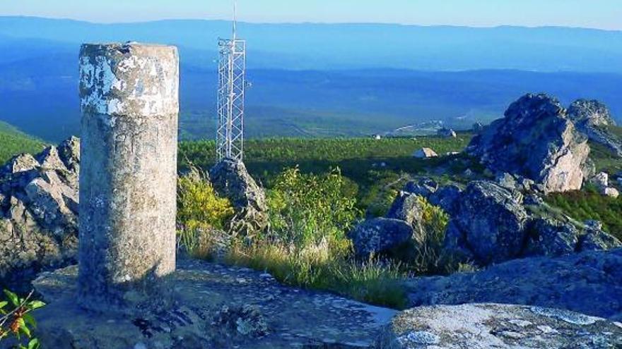 Instalación de la torreta de vigilancia en lo alto de Peña Mira.