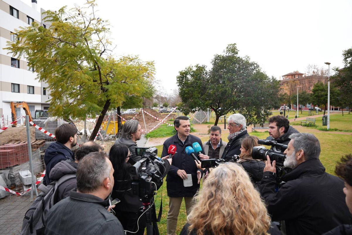 José María Bellido y Miguel Ruiz Madruga atienden a los medios de comunicación junto a la obra que ejecuta Infraestructuras en la calle Juan Jiménez Macías Mondeño.