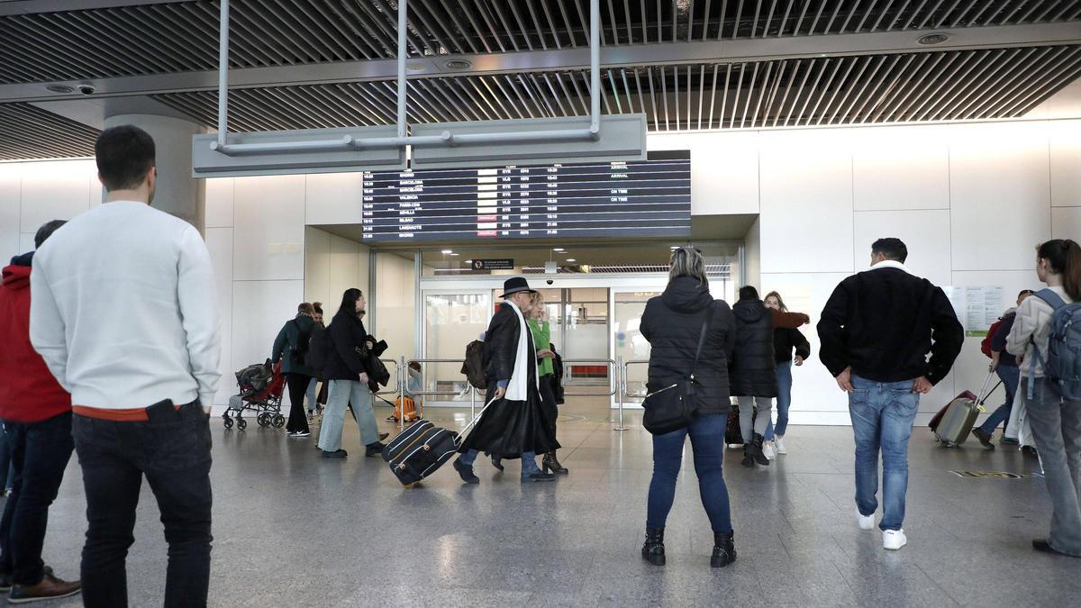 Pasajeros aguardan en el aeropuerto de Santiago-Rosalía de Castro