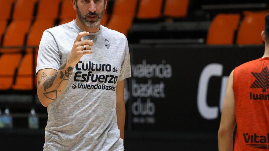 El técnico del Valencia, Álex
Mumbrú, en el entrenamiento
de ayer en la Fonteta. | F. CALABUIG