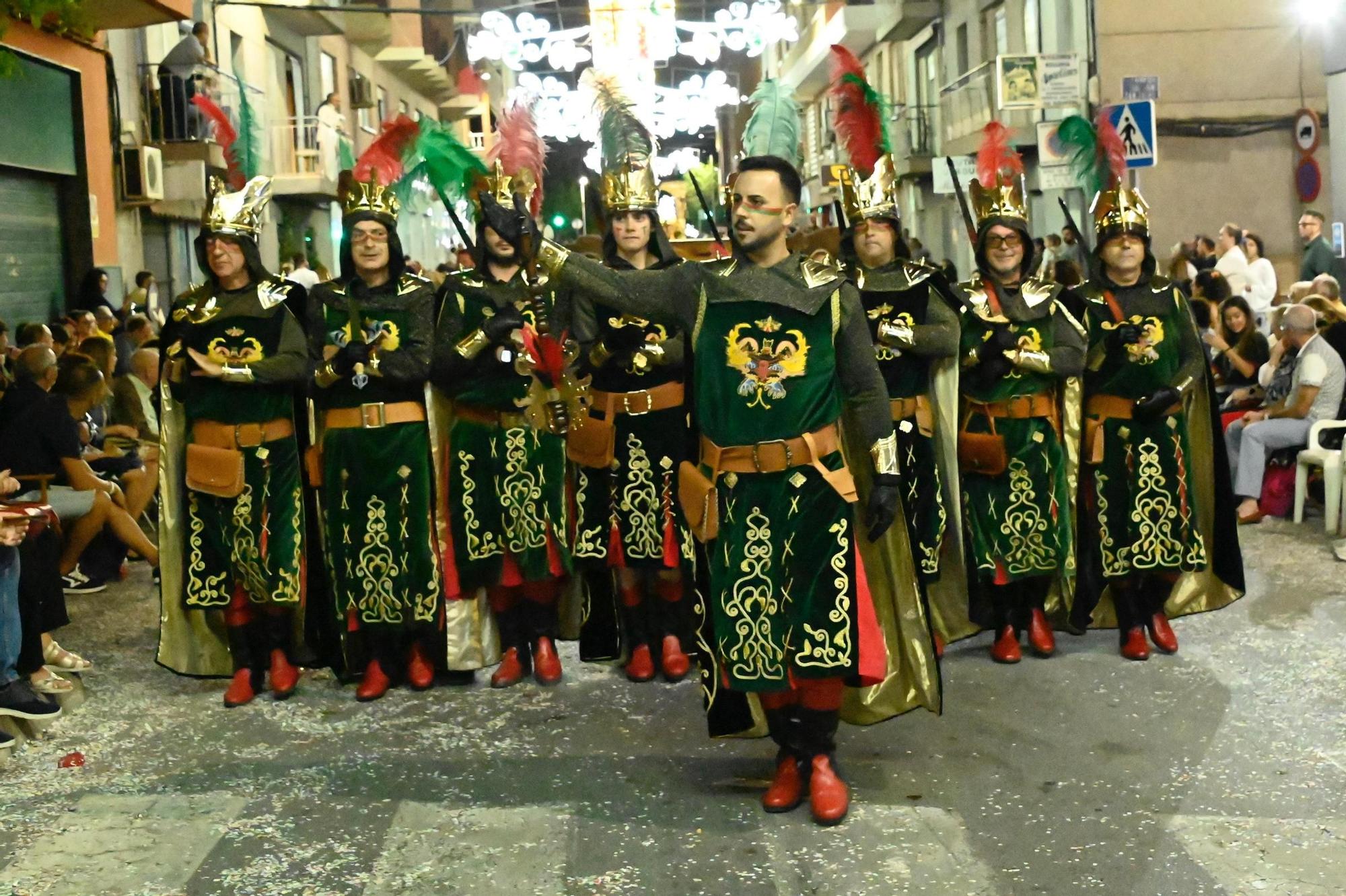 Dragones de San Jorge corona una Entrada Cristiana en Crevillent con un boato de 1.300 participantes