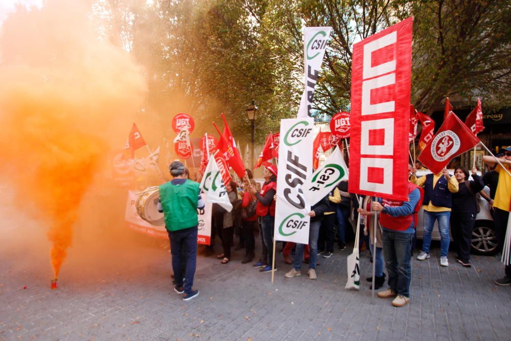 Protesta de funcionarios de Correos en Palma