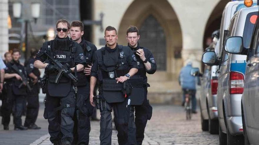 Despliegue policial en el centro de Münster tras el atropello. // AFP