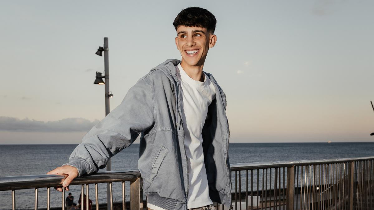 El mago Raúl Peña Sosa en Puerto del Rosario, capital de su adorada Fuerteventura.