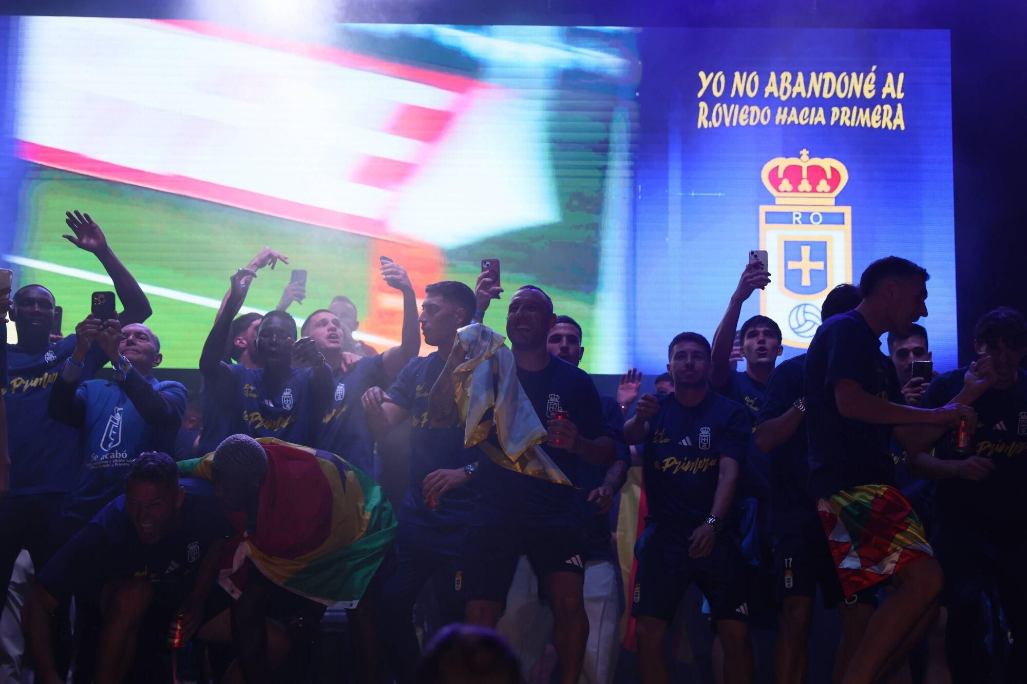 Así se celebró el ascenso del Oviedo a Primera: la afición estalla en una noche histórica