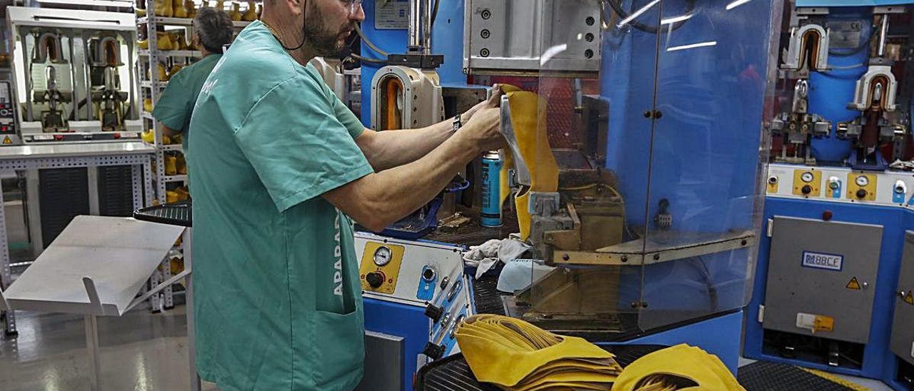 Un empleado preparando piezas para posteriormente montar los zapatos en Elche.