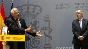 El ministro de Asuntos Exteriores, Josep Borrell, durante su intervención tras recibir la cartera de manos de su antecesor,  Alfonso Dastis, en el Palacio de Santa Cruz en Madrid.