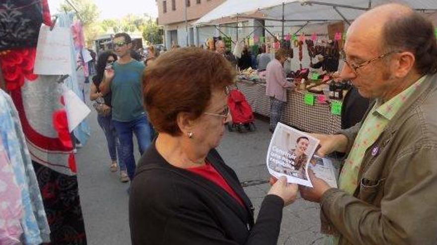 El president d&#039;ERC a Manresa, Ramon Fontdevila, entregant un fullet a una compradora del mercat