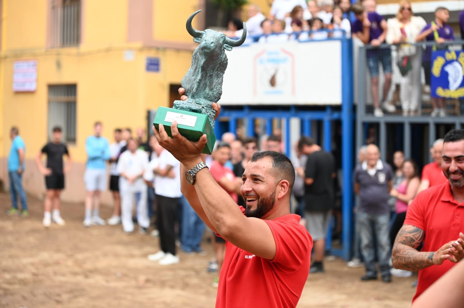 Momento en el que &#039;Popo&#039;, de Joventut Taurina, ha recogido el premio de mejor toro de las fiestas del Roser.