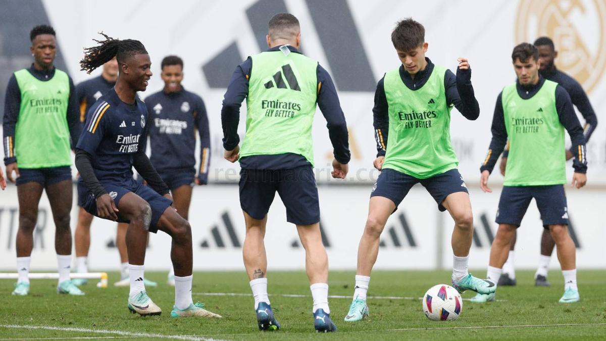 Arda Güler controla el balón ante Camavinga y Kroos (de espaldas) en un entrenamiento del Real Madrid