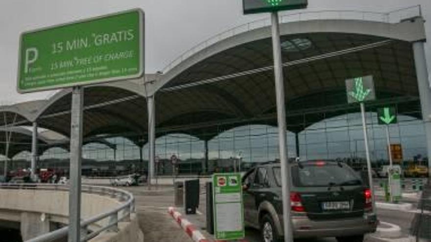 Arrestado en el aeropuerto por tener hasta tres carnés falsos