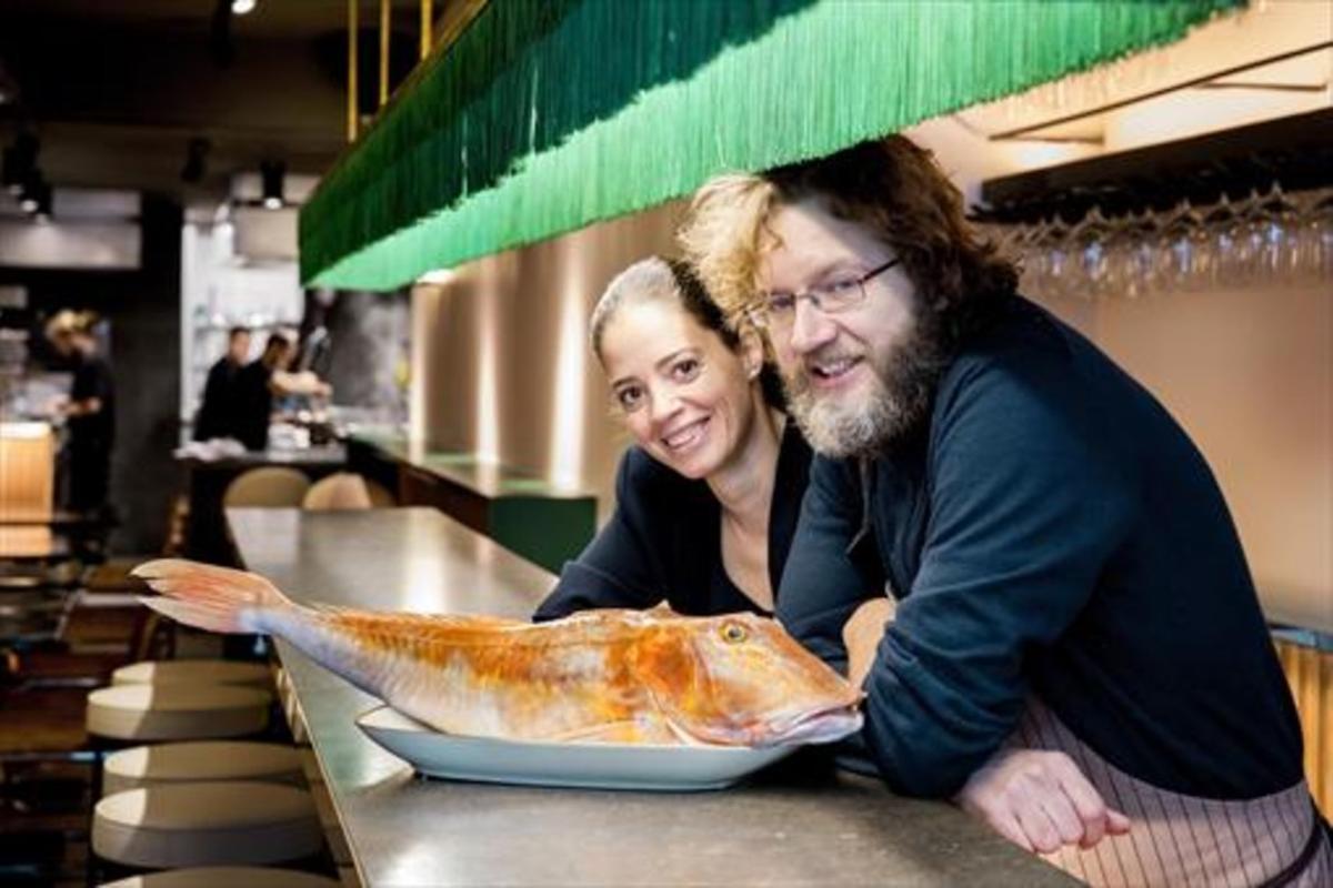 Rafa Peña y Mireia Navarro, en compañía de un silente amigo, en la entrada de Gresca Bar.