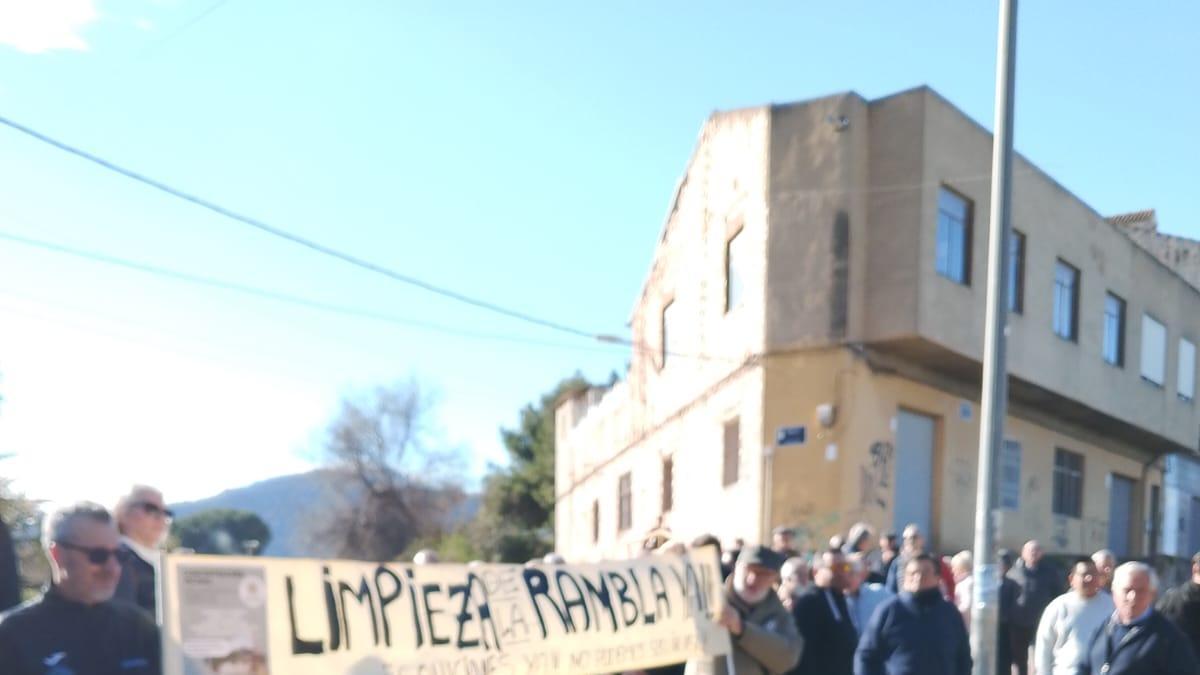 Los manifestantes exigen la limpieza de la Rambla.
