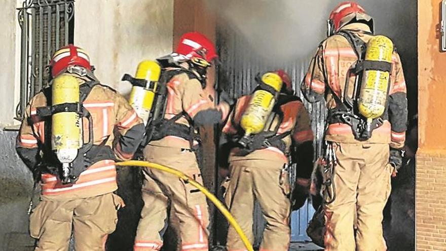 Un herido grave y dos leves en dos incendios en viviendas de Castellón