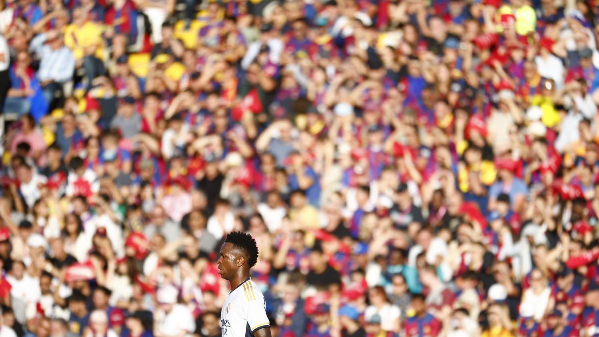 Una juez investiga los insultos racistas de dos aficionados del Barça a Vinicius