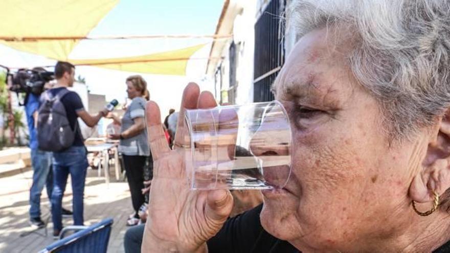 Los vecinos pudieron probar, ayer, el agua que ya podrán beber al tener mayor calidad que la de pozo.