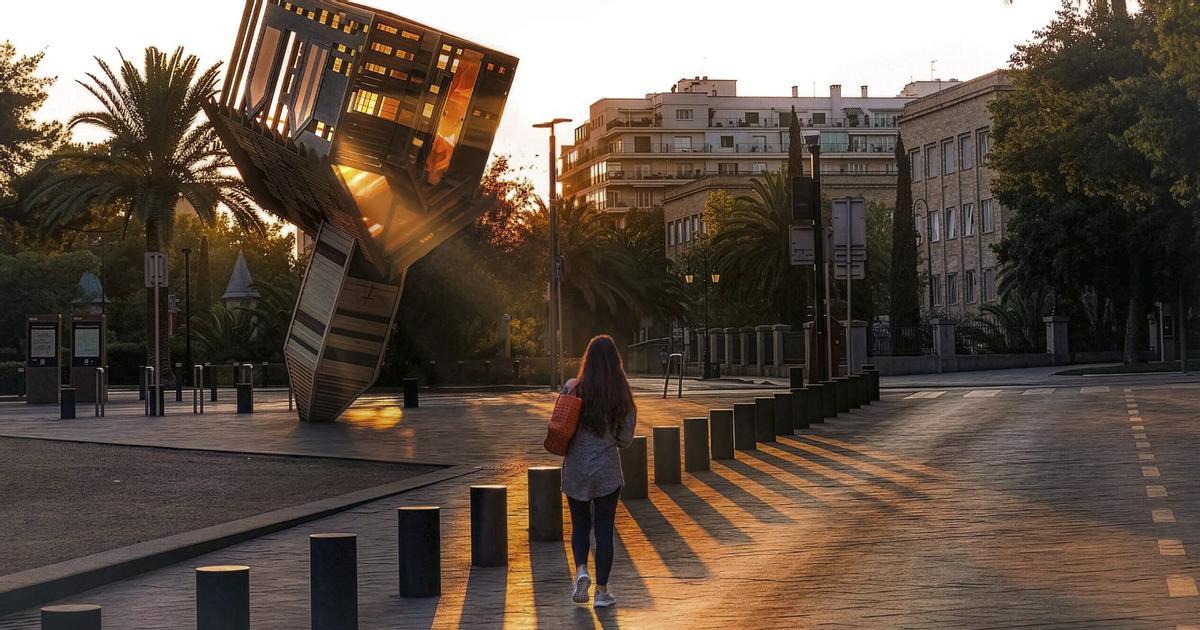 LA FOTO CONTADA | Hogar, dulce hogar: Una mujer contempla la obra del escultor Dennis Oppenheim en el Paseo Mallorca