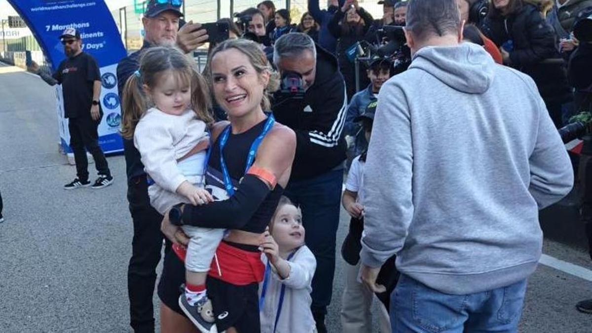 Verdeliss celebra la victoria en el 'World Marathon Challenge' de Madrid con su familia.