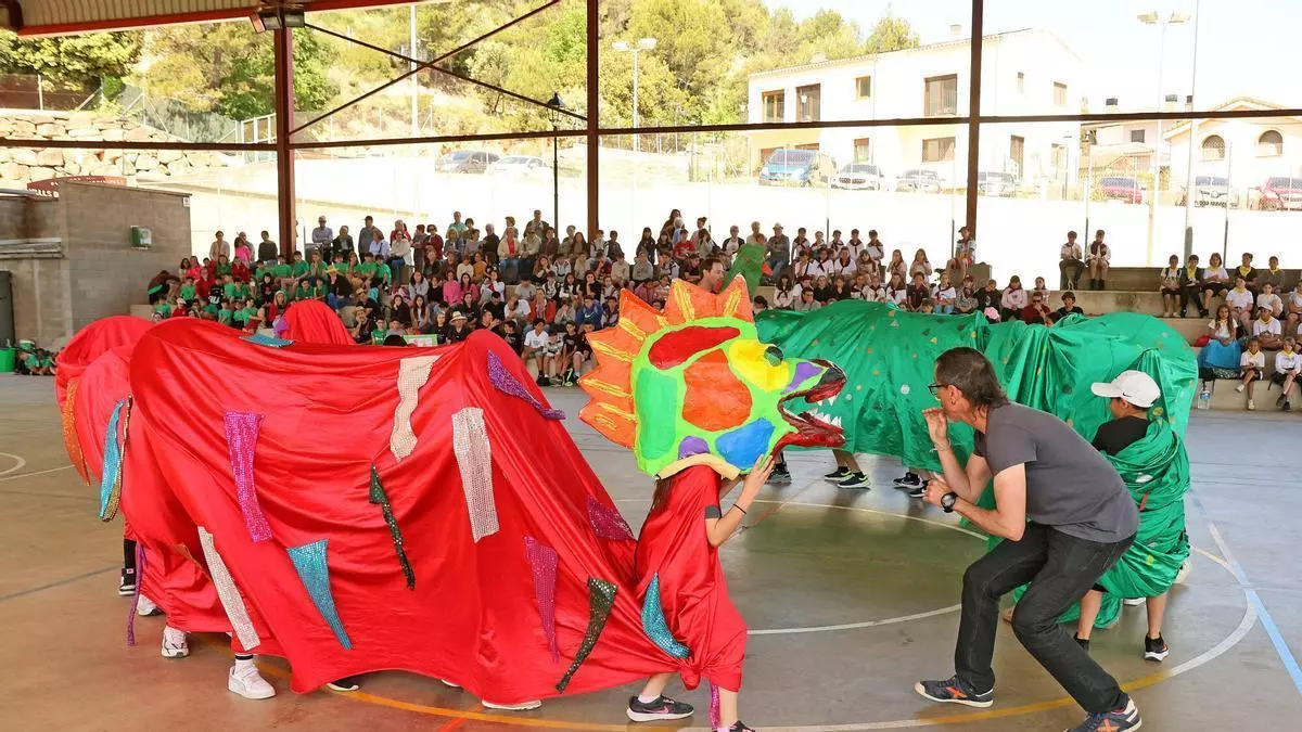 La primera Trobada d'imatgeria escolar de l'Eix el Cardener reuneix prop de 300 participants a Valls de Torroella