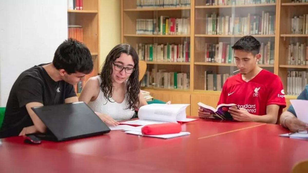 Jóvenes estudiantes en la biblioteca de la residencia juvenil Doña Urraca en una fotografía de archivo.
