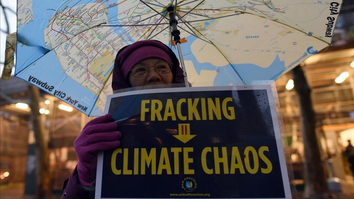 Una mujer ’anti-fracking’ protesta cerca de la sede de la ONU en Nueva York en una foto de archivo del 2014. Una mujer ’anti-fracking’ protesta cerca de la sede de la ONU en Nueva York en una foto de archivo del 2014.