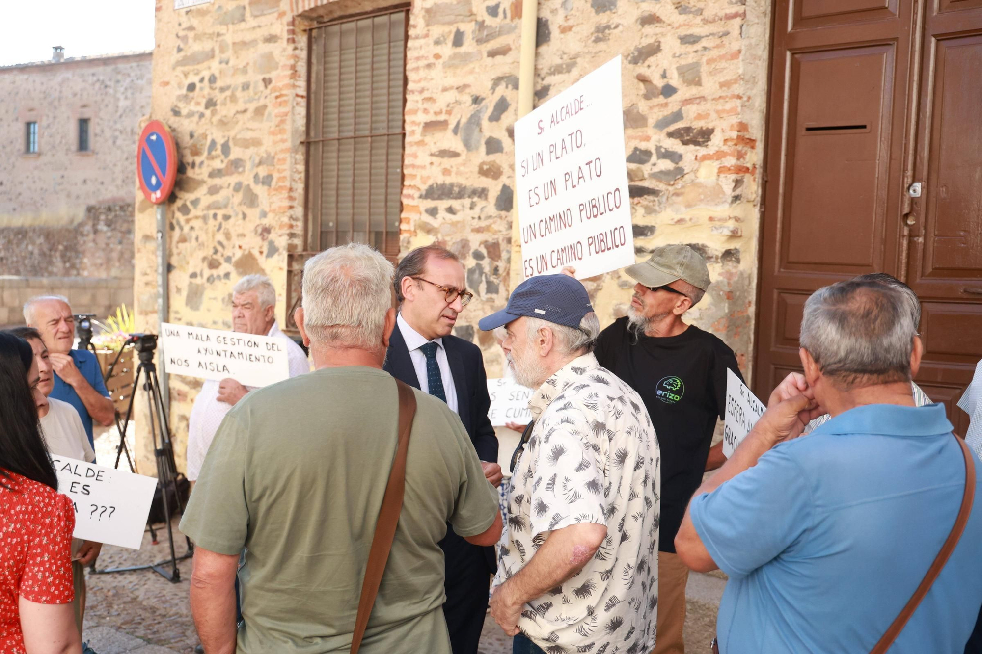 Así ha sido la protesta de los vecinos de Cuartos del Baño en Cáceres