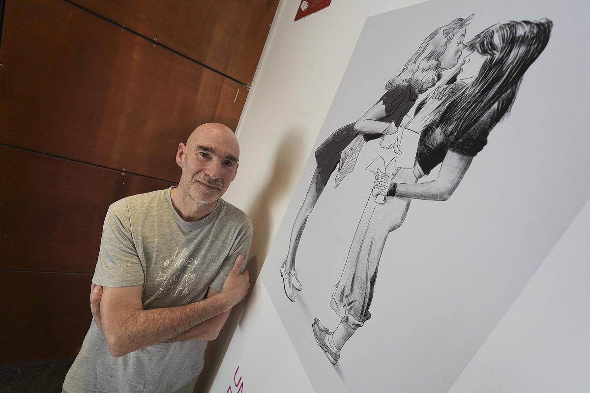 Rafel G. Bianchi, amb una de les seves obres a la sala del Bòlit on exposa.