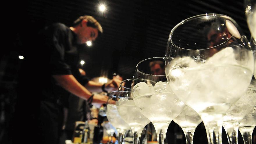 Una exhibición de coctelería en un local gallego.  // R. G.