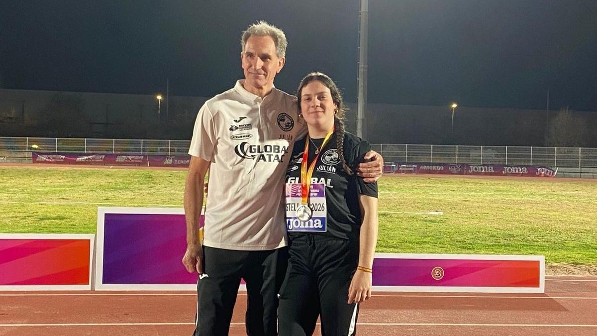 Antonio Fuentes y Paula Carreira, tras la obtención de la medalla.