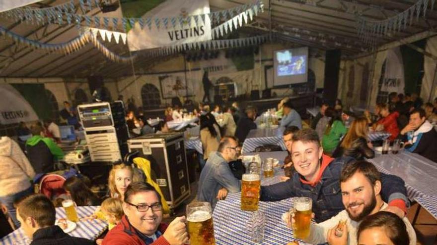 Numerosos asistentes probaron las salchichas y la cerveza. // G.Santos