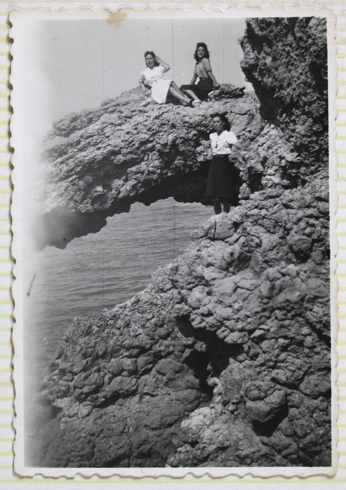 Soledat Llonch, Adela Sastre i una amiga a l’arc del Portitxol d’Empúries, als anys 30.