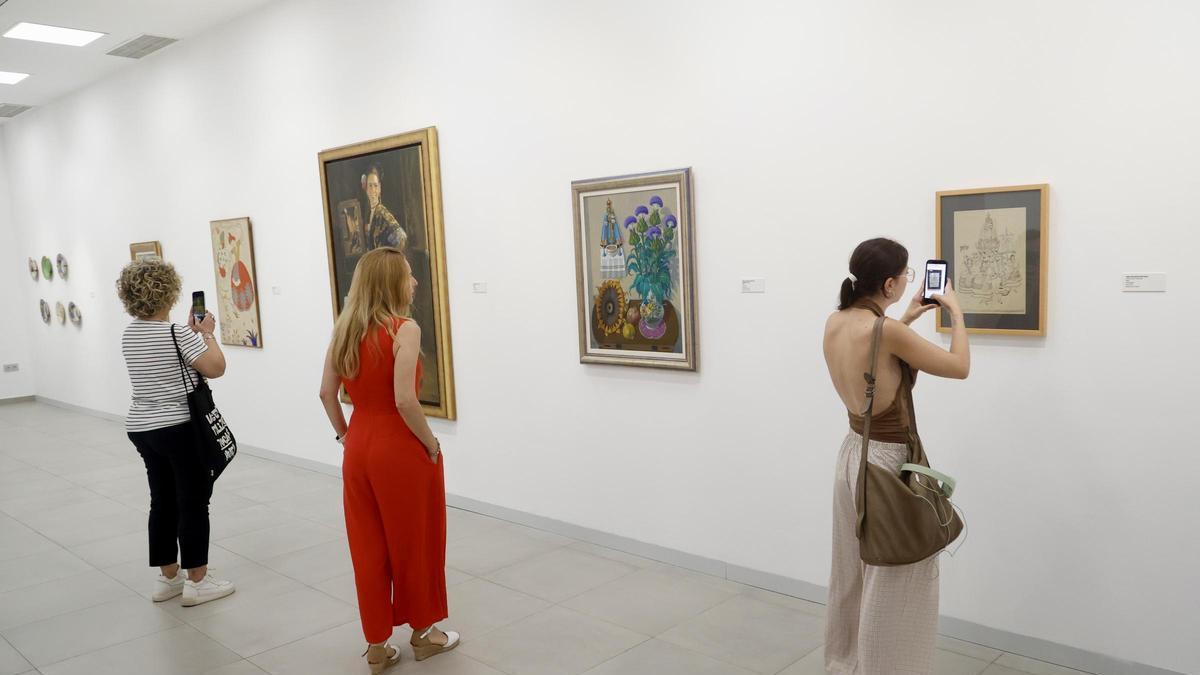 Tres mujeres, ayer, disfrutando de la muestra en la sala de exposiciones del Ayuntamiento de Murcia.