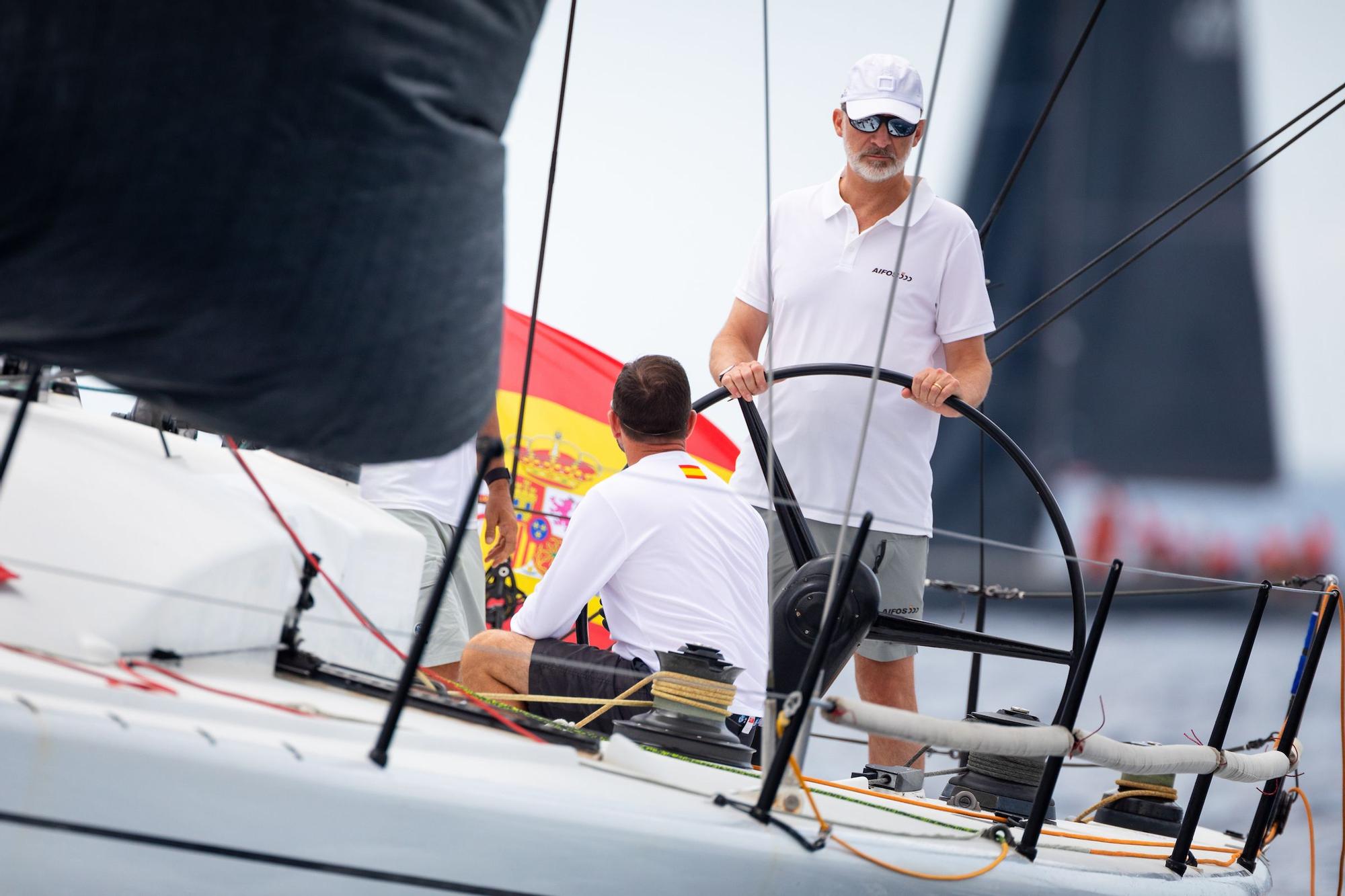 Felipe VI se pone al mando del Aifos 500 en la primera regata de la Copa del Rey