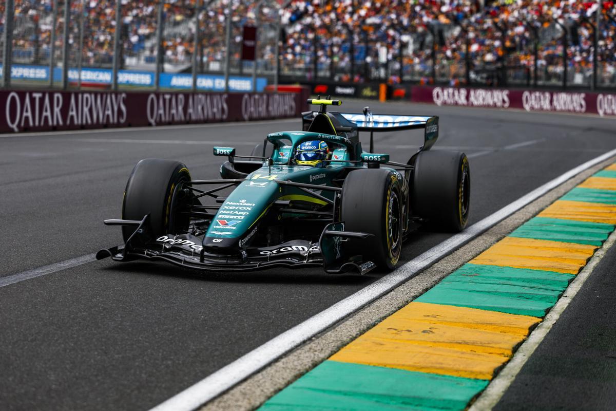 Fernando Alonso, a bordo de su AMR26 con Aston Martin