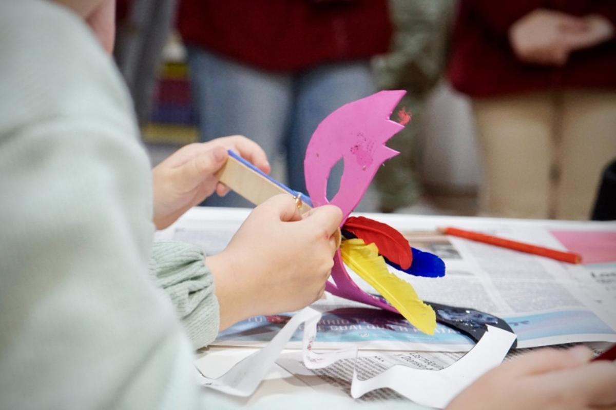 Taller de antifaces de Carnaval.