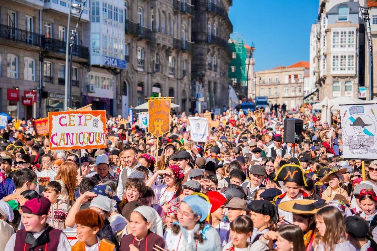 Más de 2.000 escolares toman Vigo con la Reconquistiña