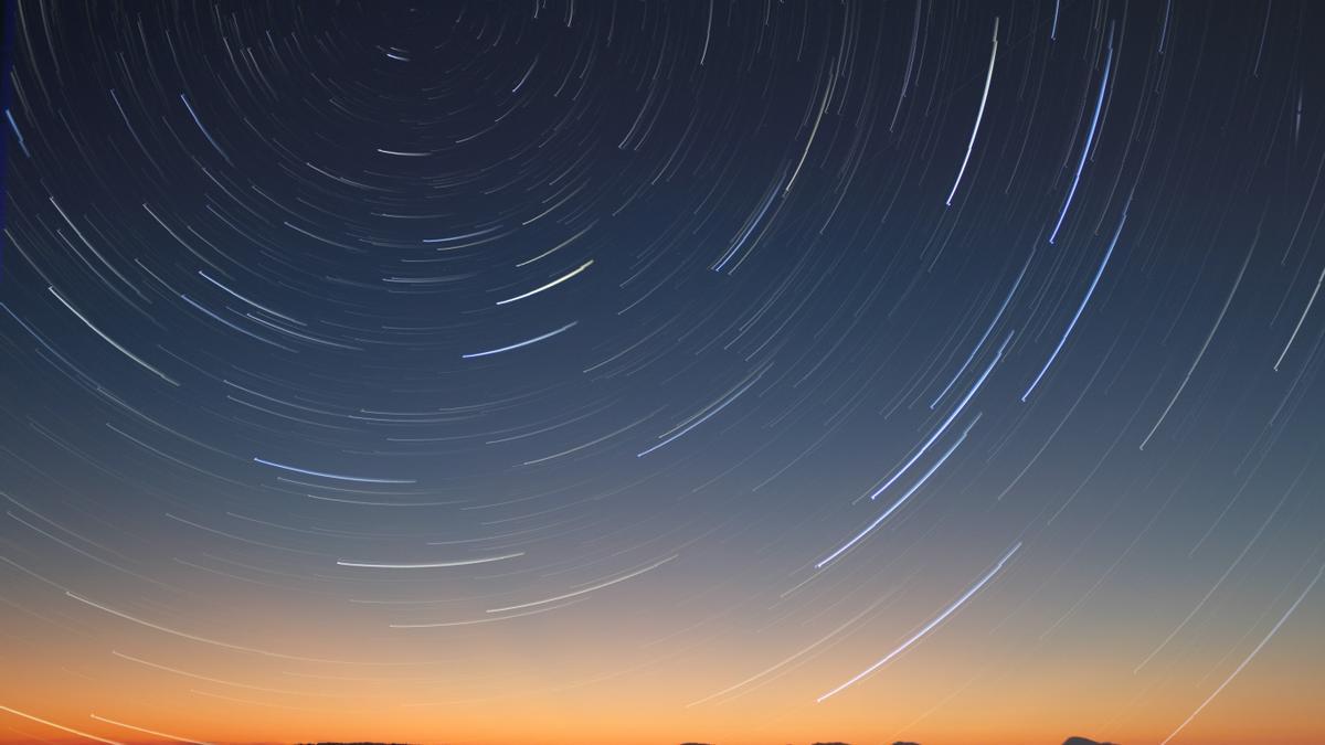 Imagen de archivo de una lluvia de estrellas.