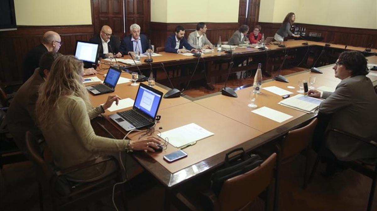 Els ponents de la llei electoral, abans de començar la reunió d’aquest divendres al Parlament. 