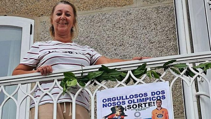Cartel de apoyo a los olímpicos de Aldán en un balcón.