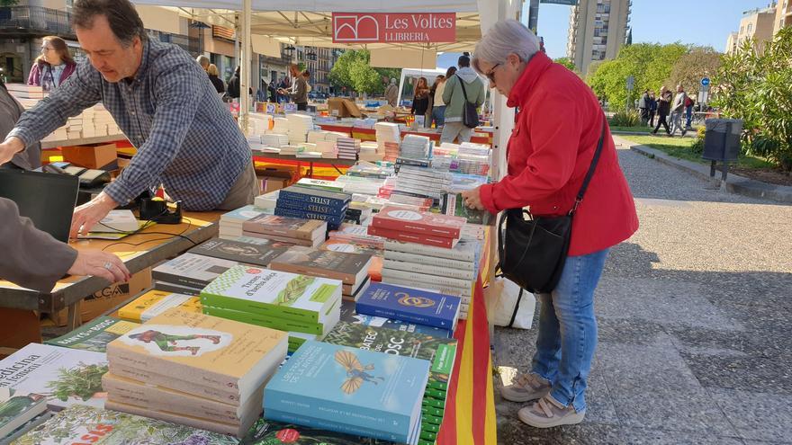 Primer Sant Jordi laborable després de la pandèmia: 7 milions de roses i 1,9 milions de llibres