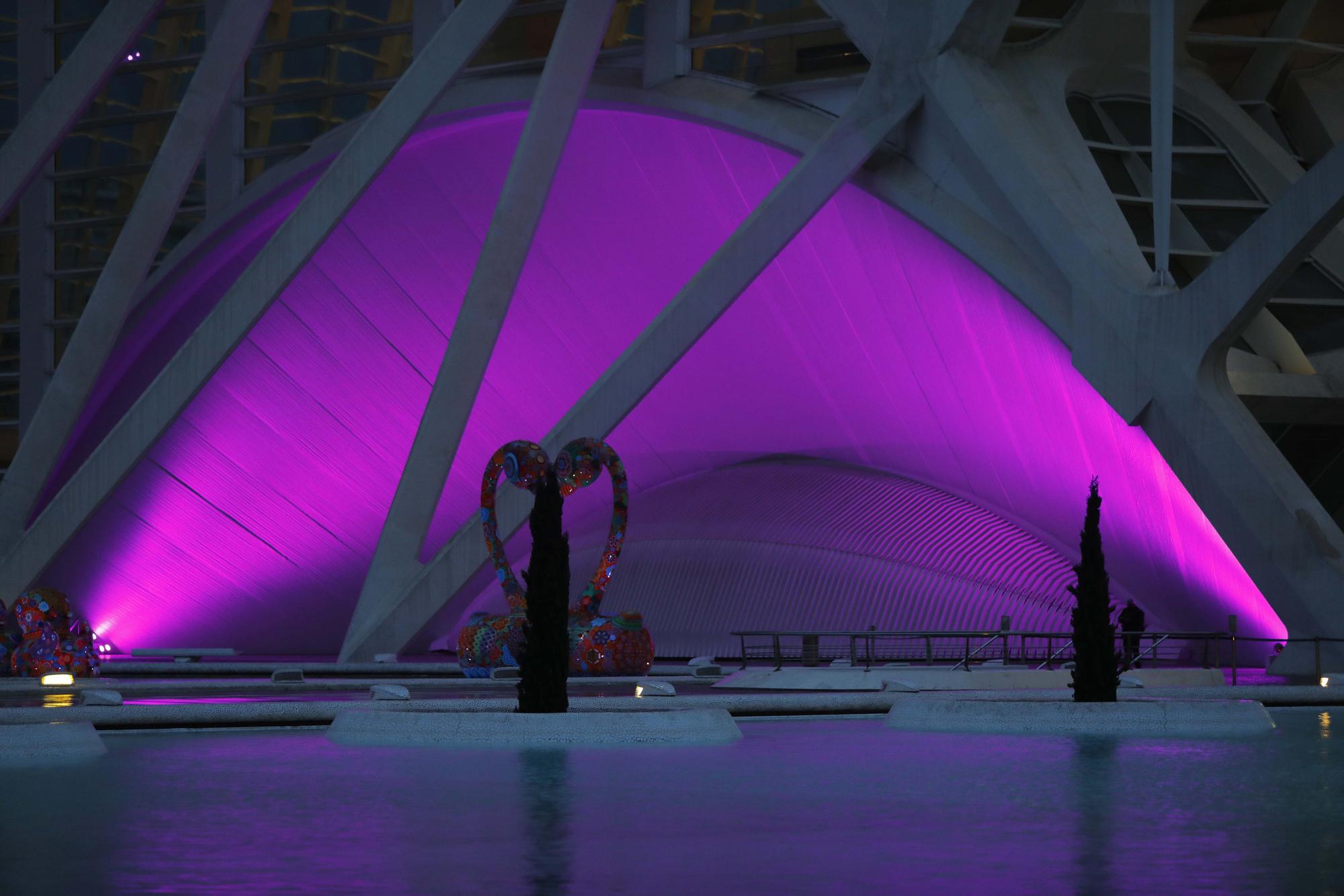 Así se ha iluminado la Ciutat de les Arts i les Ciències para conmemorar el 8M