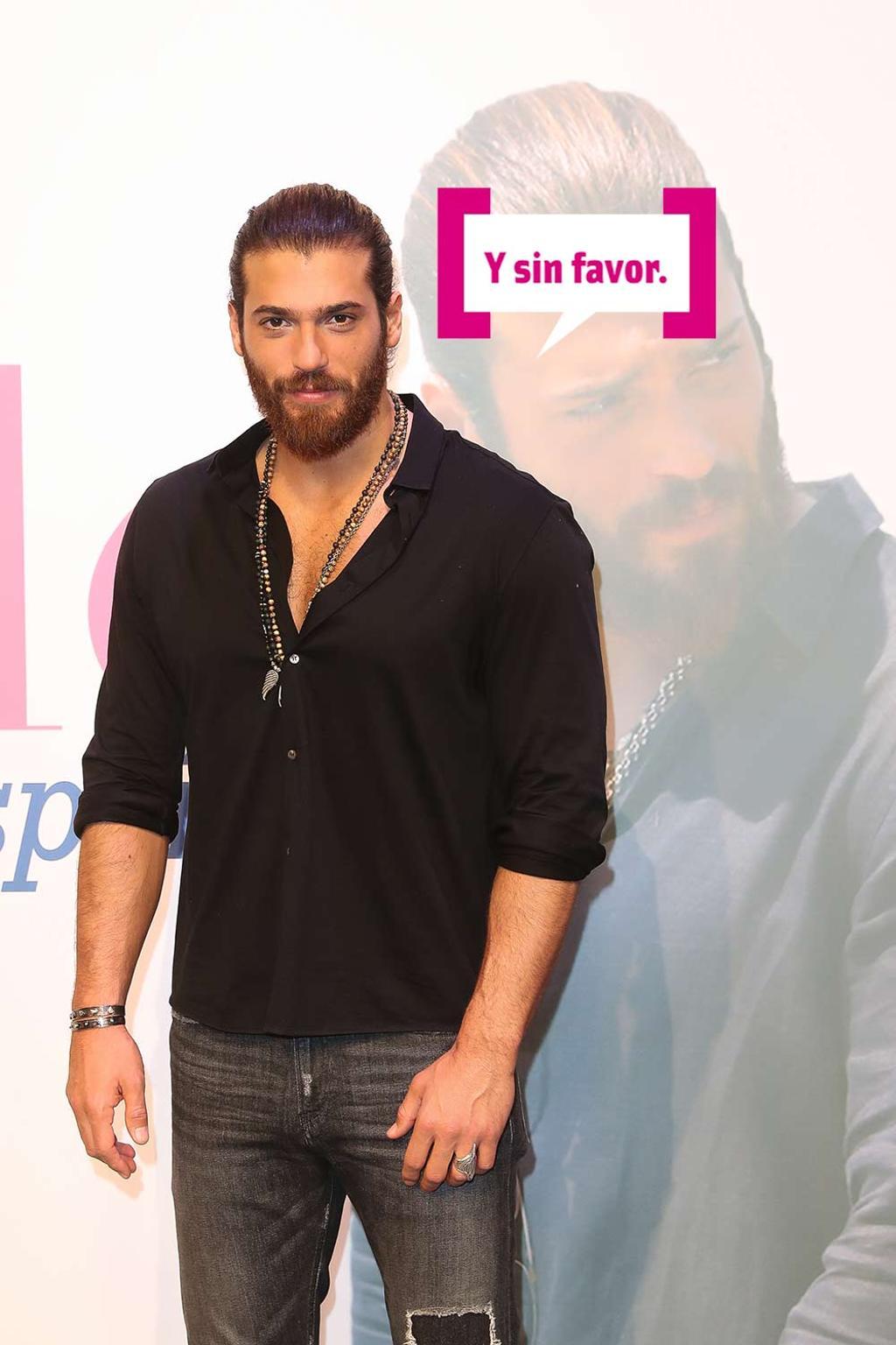Can Yaman posando en España con bocadillo Cuore