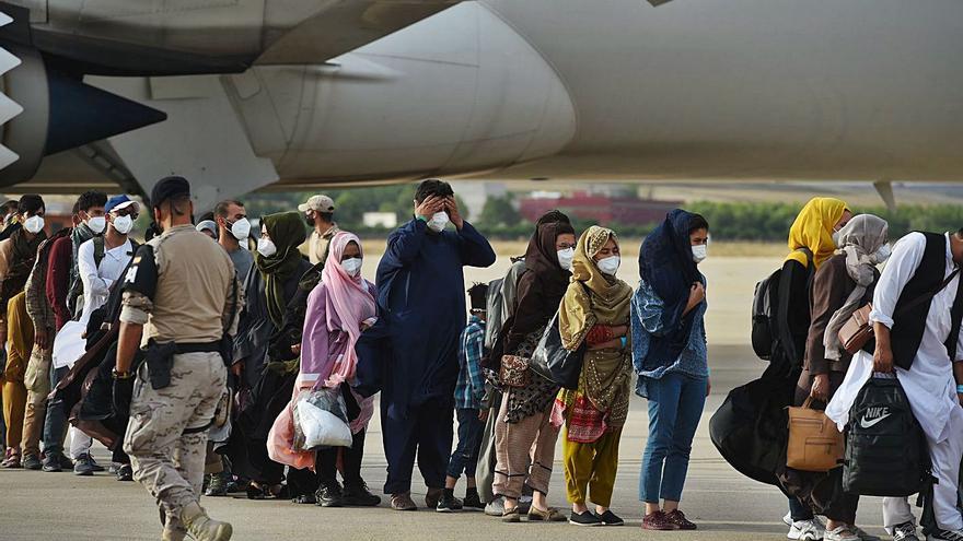 Arriba a Espanya un altre avió amb 260 afganesos, entre ells 14 nadons