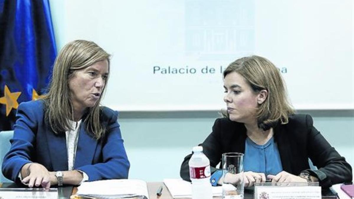 La ministra de Sanidad, Ana Mato, y la vicepresidenta del Gobierno, Soraya Sáenz de Santamaría, el viernes.