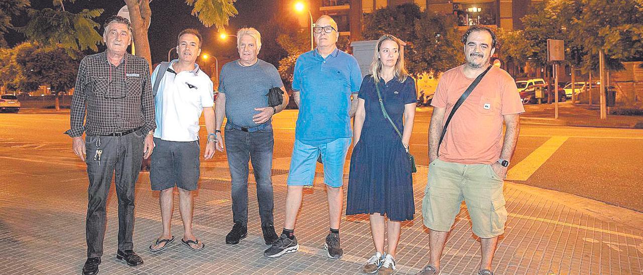 Varios afectados se reunieron ayer frente al radar de la calle Pompeu Fabra.